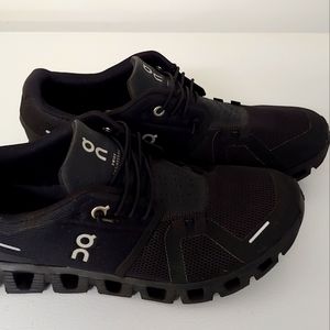Women's Size 8 On Cloud 5 sneakers